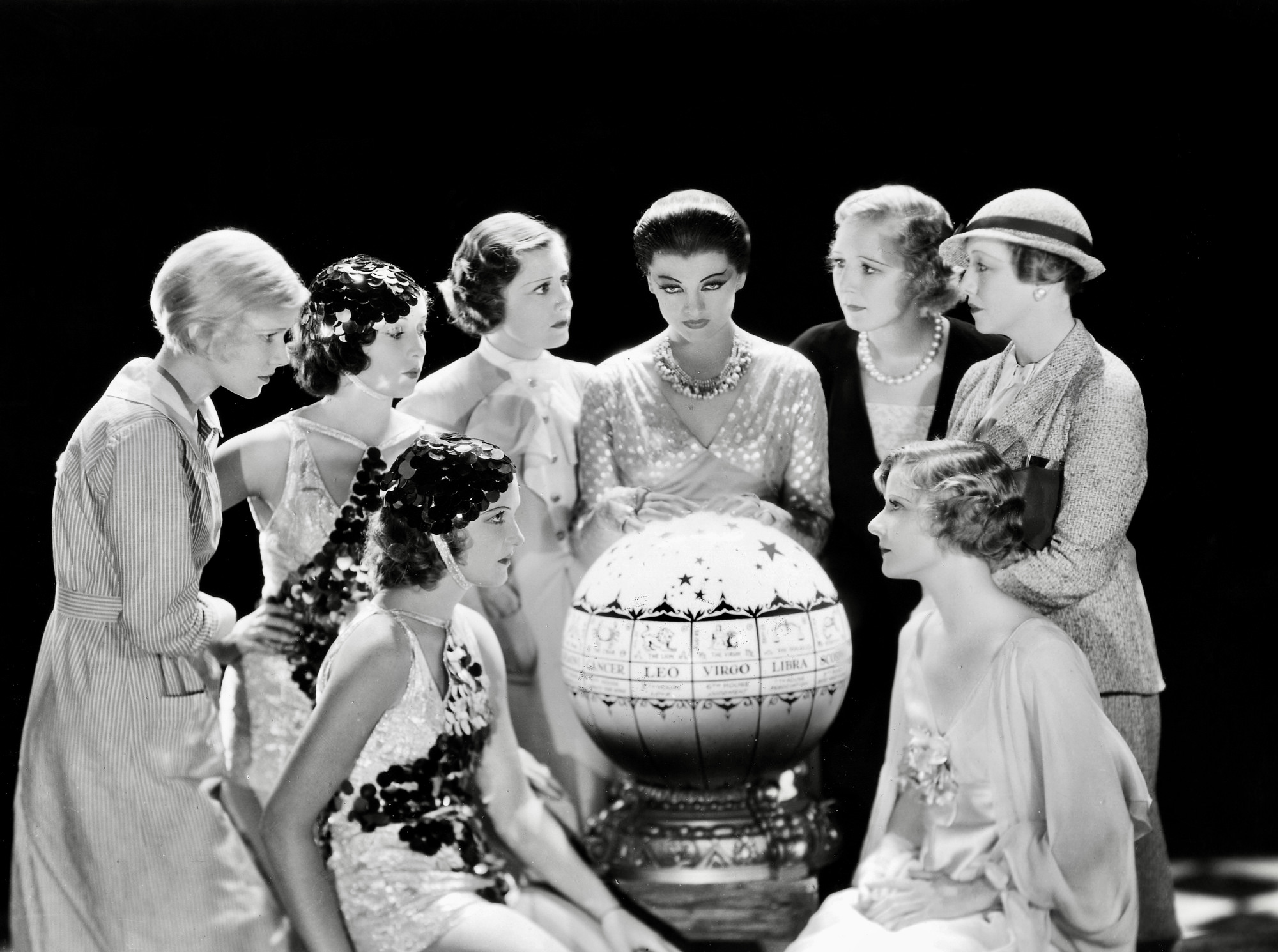 Первые восемь. Тринадцать женщин фильм 1932. Тринадцать женщин Пег. Женщина 1932. Женщина фильм 1932 года кадры.